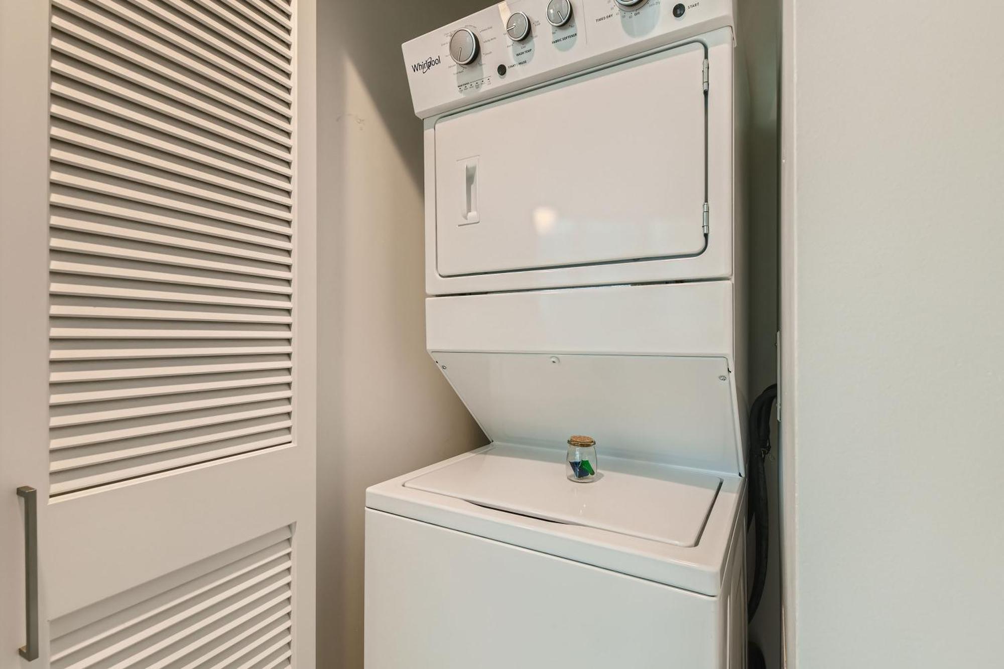 Sentral Michigan Avenue Aparthotel Chicago Cameră foto A stacked washer and dryer