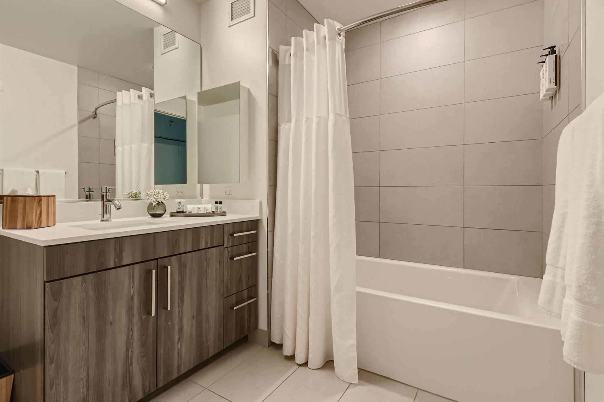 Sentral Michigan Avenue Aparthotel Chicago Cameră foto A modern bathroom with a shower curtain